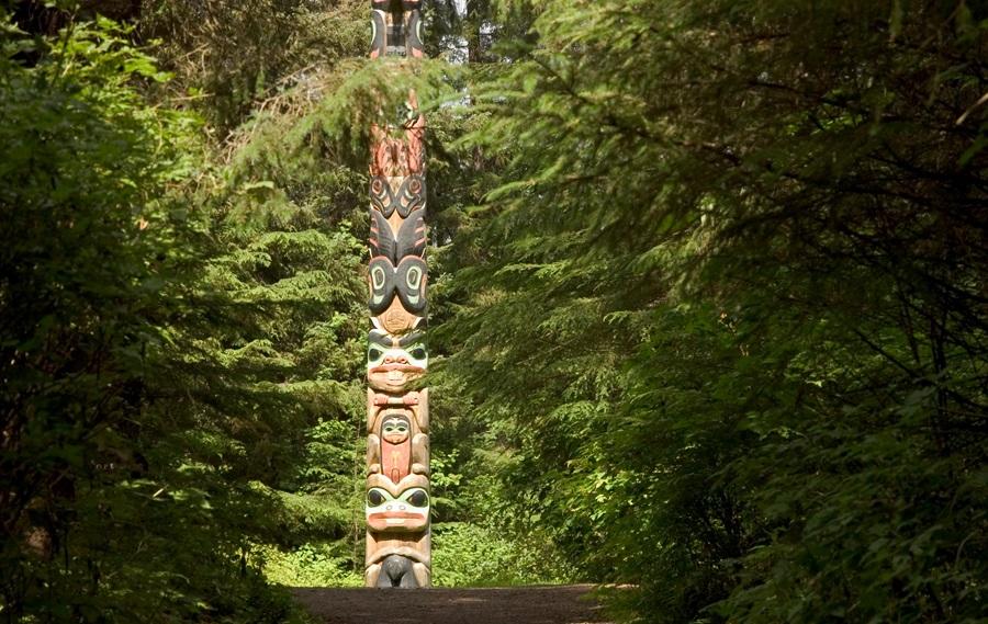 Arktis Tours Alaska – Kreuzfahrt durch majestätische Fjorde - Totempfahl im Wald