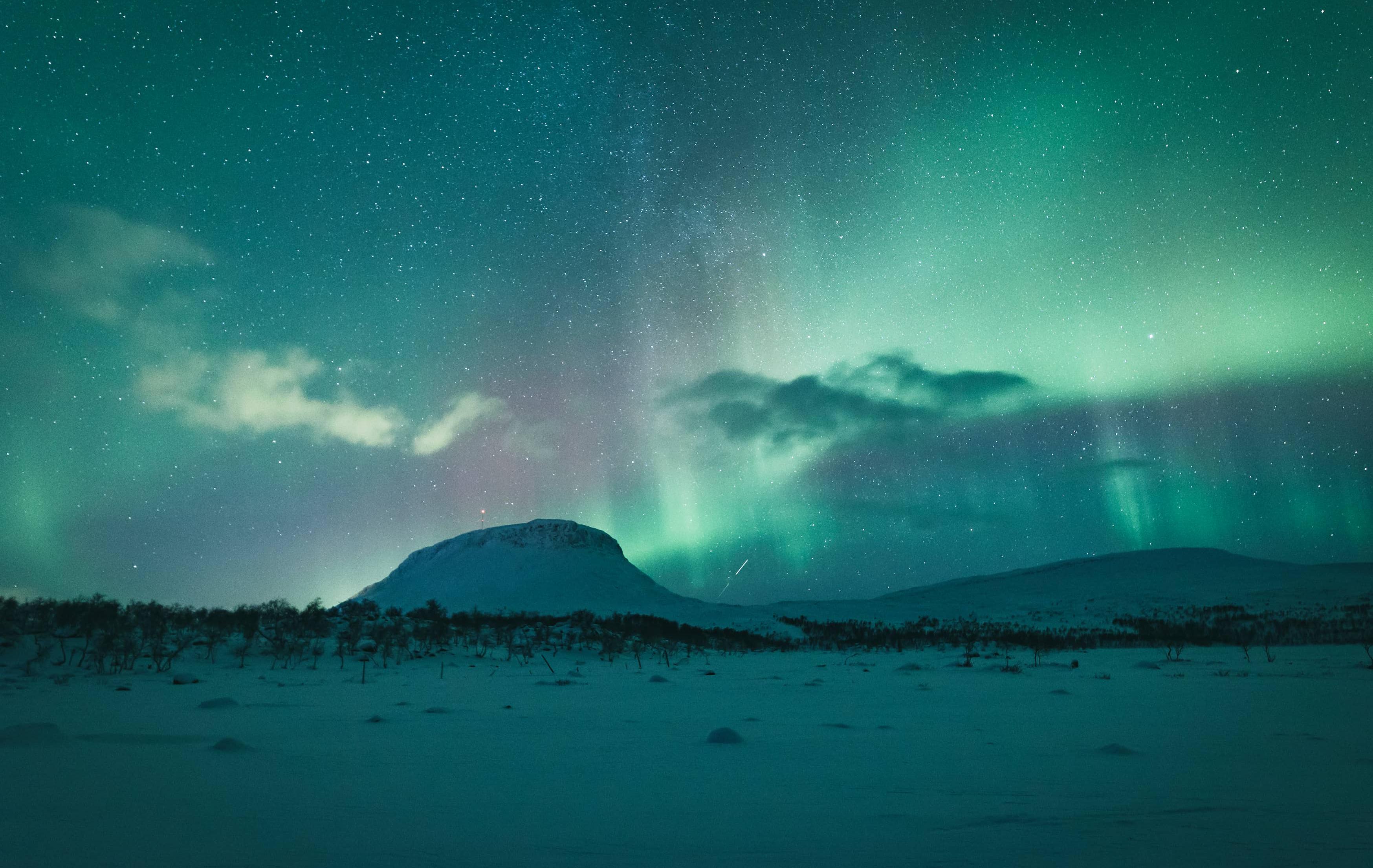 Wildniswelten & Komfort – Hotel Cahkal in Kilpisjärvi - Polarlicht über dem Berg Saana