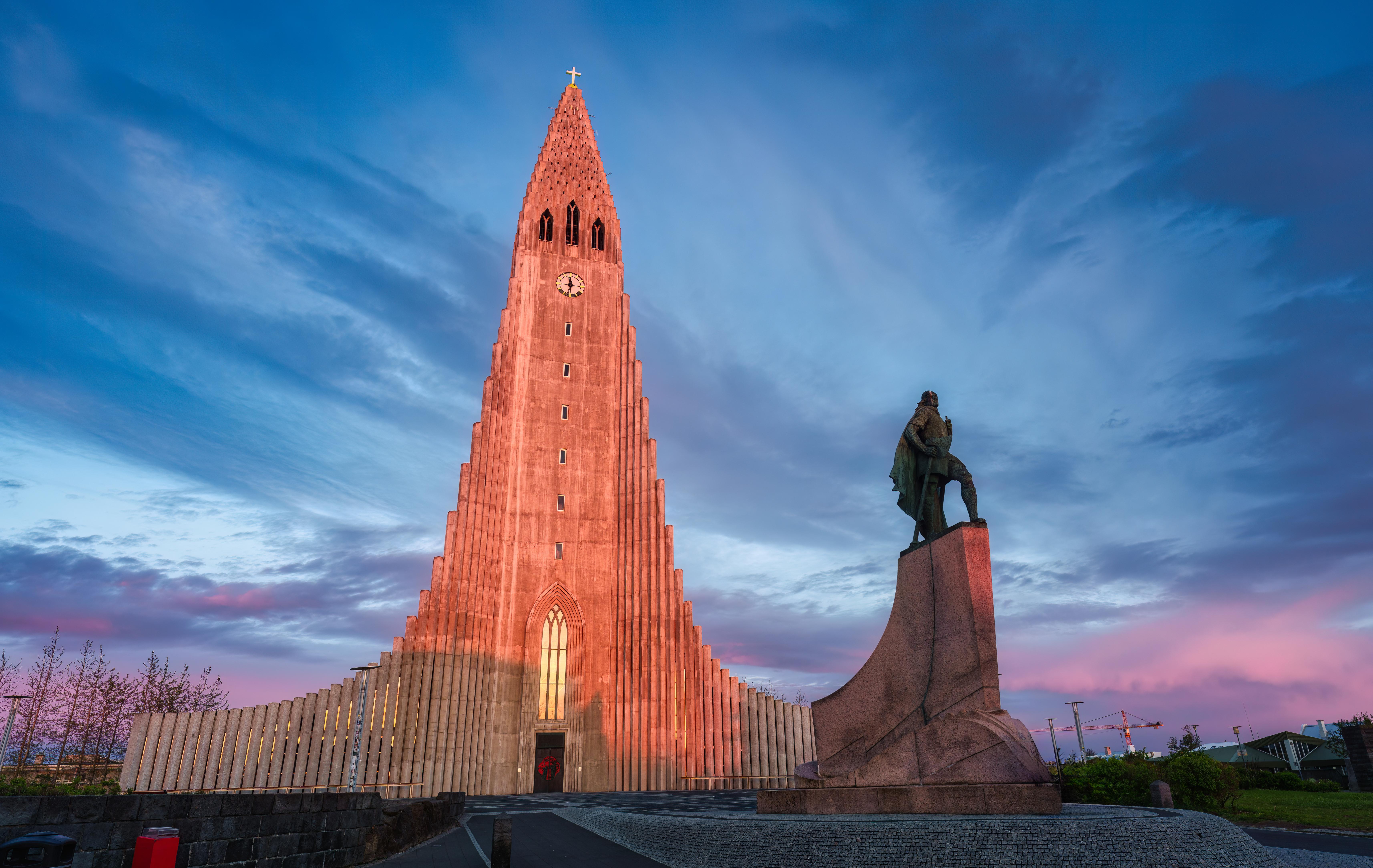 Sonnenfinsternis 2026: Der Moment, an dem der Himmel innehält - Hallgrimskirja in Reykjavik