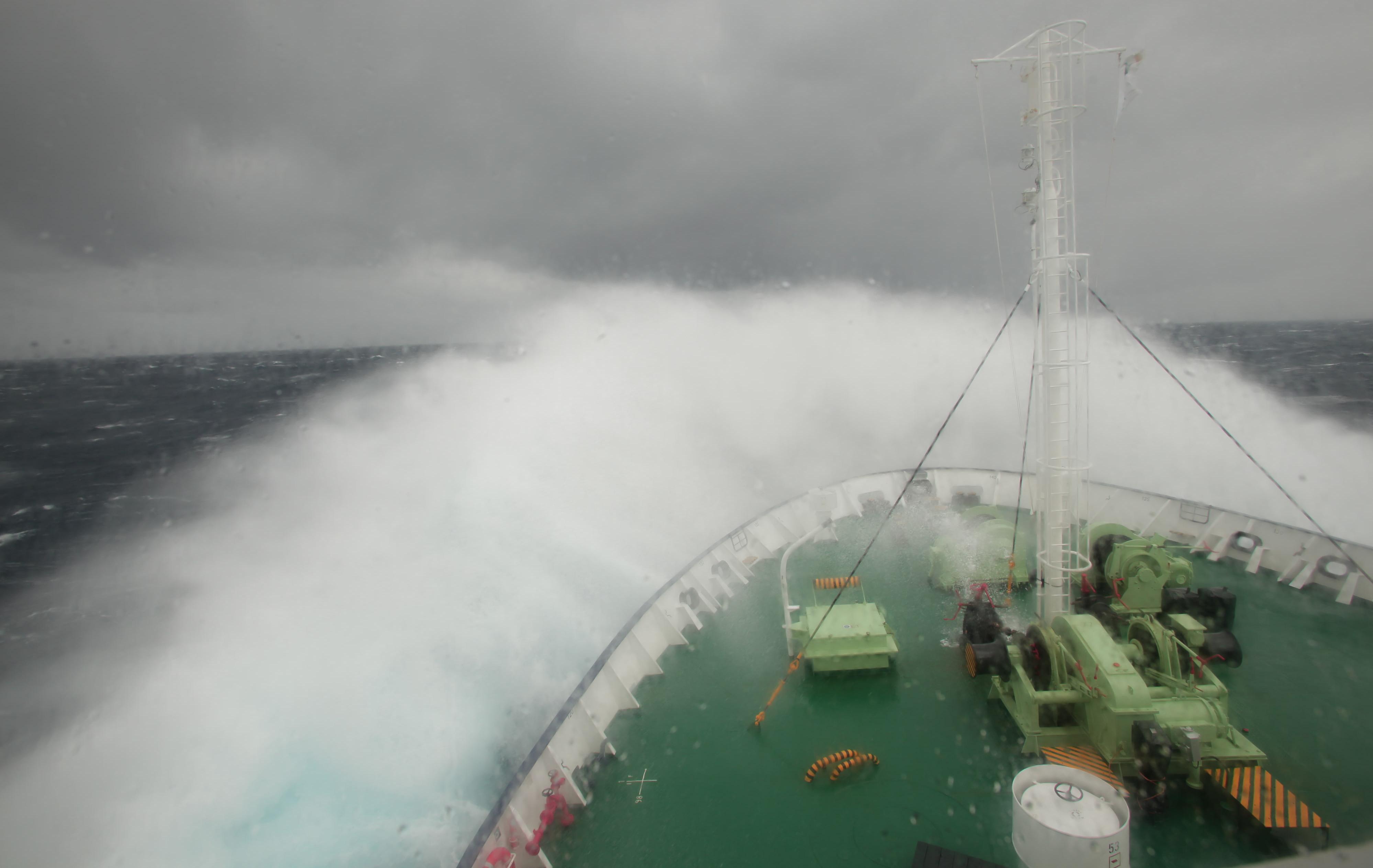 Arktis Tours - Expedition Weddellmeer & Larsen Ice Shelf - Sprühende Gischt am Schiffsbug auf der Drake Passage