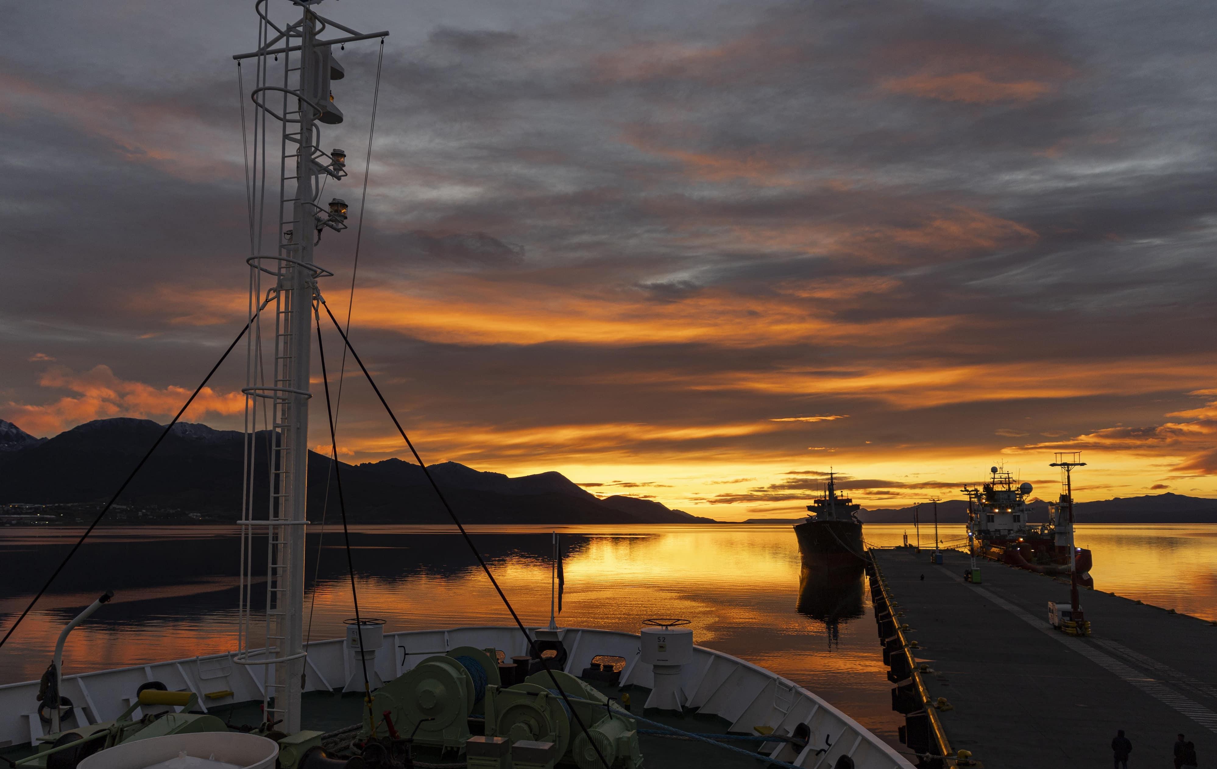 Arktis Tours Antarktis Entdecken & Kennenlernen Expeditionskreuzfahrt Ushuaia Sonnenuntergang