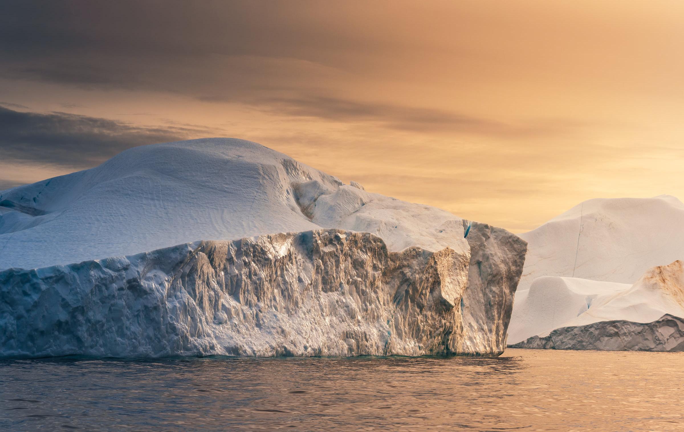 Arktis Tours Alfred Wegener Route - Grönland Expedition Eisberg im Sonnenuntergang