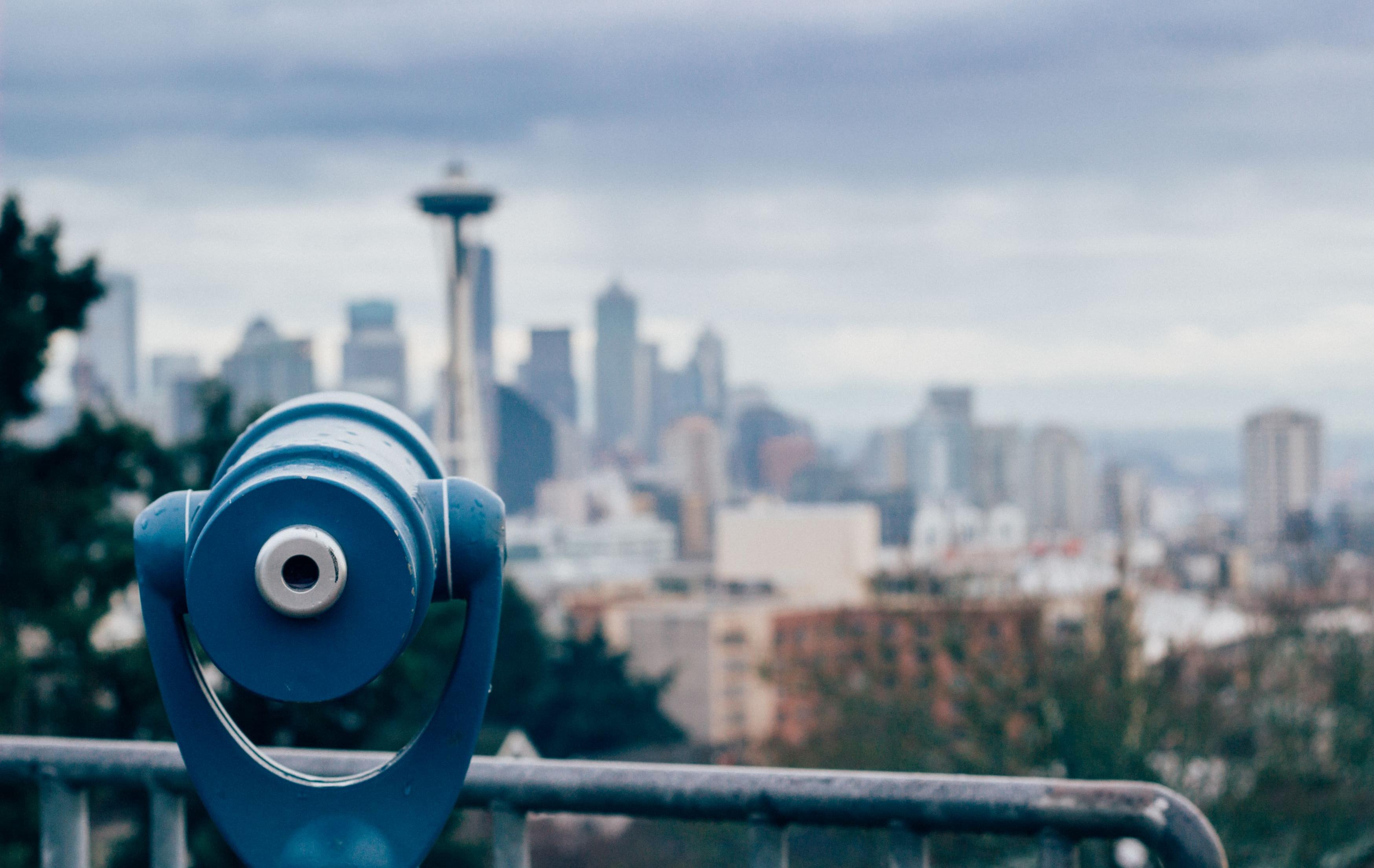 Alaska – Kreuzfahrt durch majestätische Fjorde - Blick auf Seattle, mit Fernglas im Vordergrund