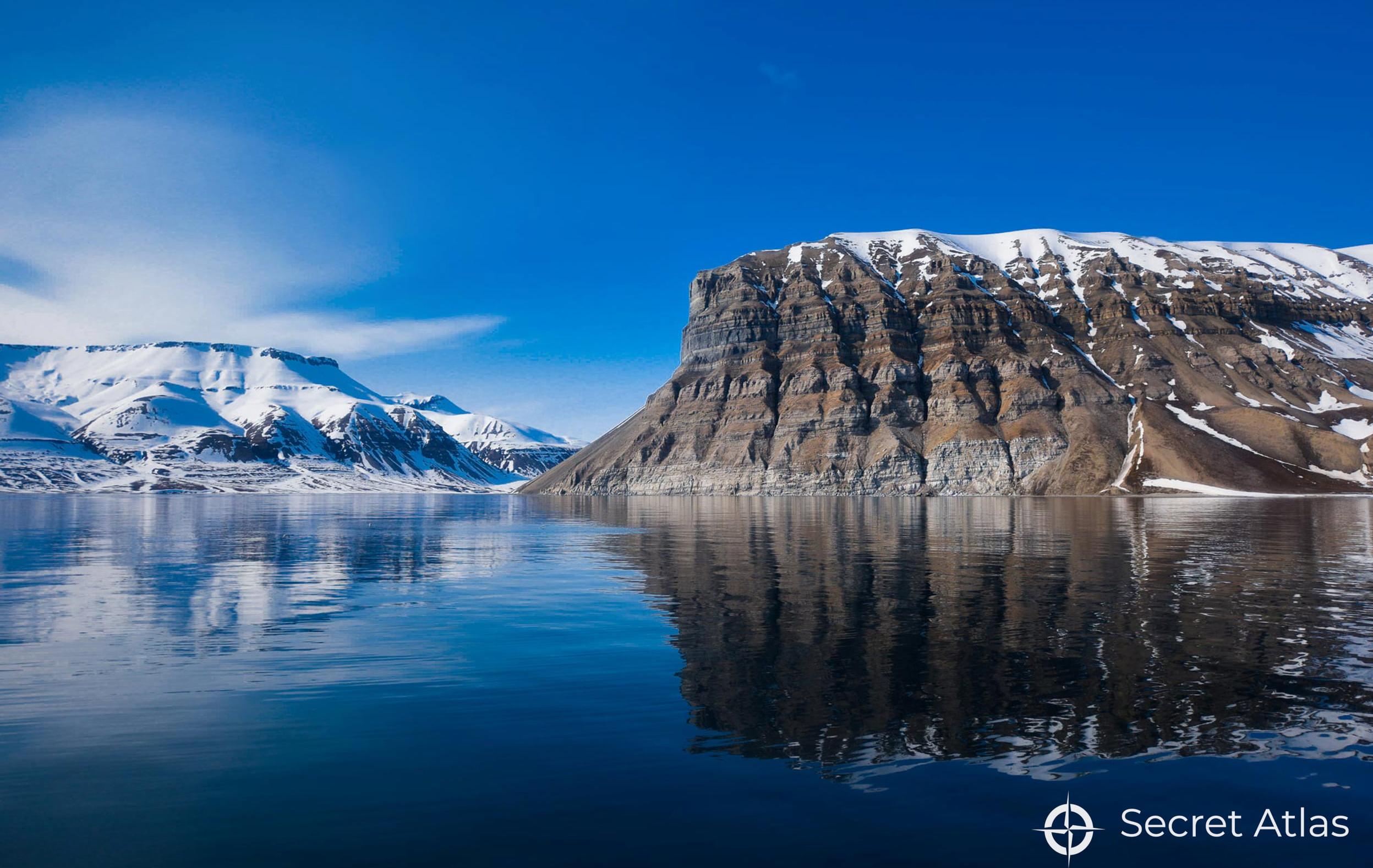 Arktis Tours Rund um Spitzbergen – Arktis, Gletscher & Tierwelt - Spiegelung von Bergen im Wasser