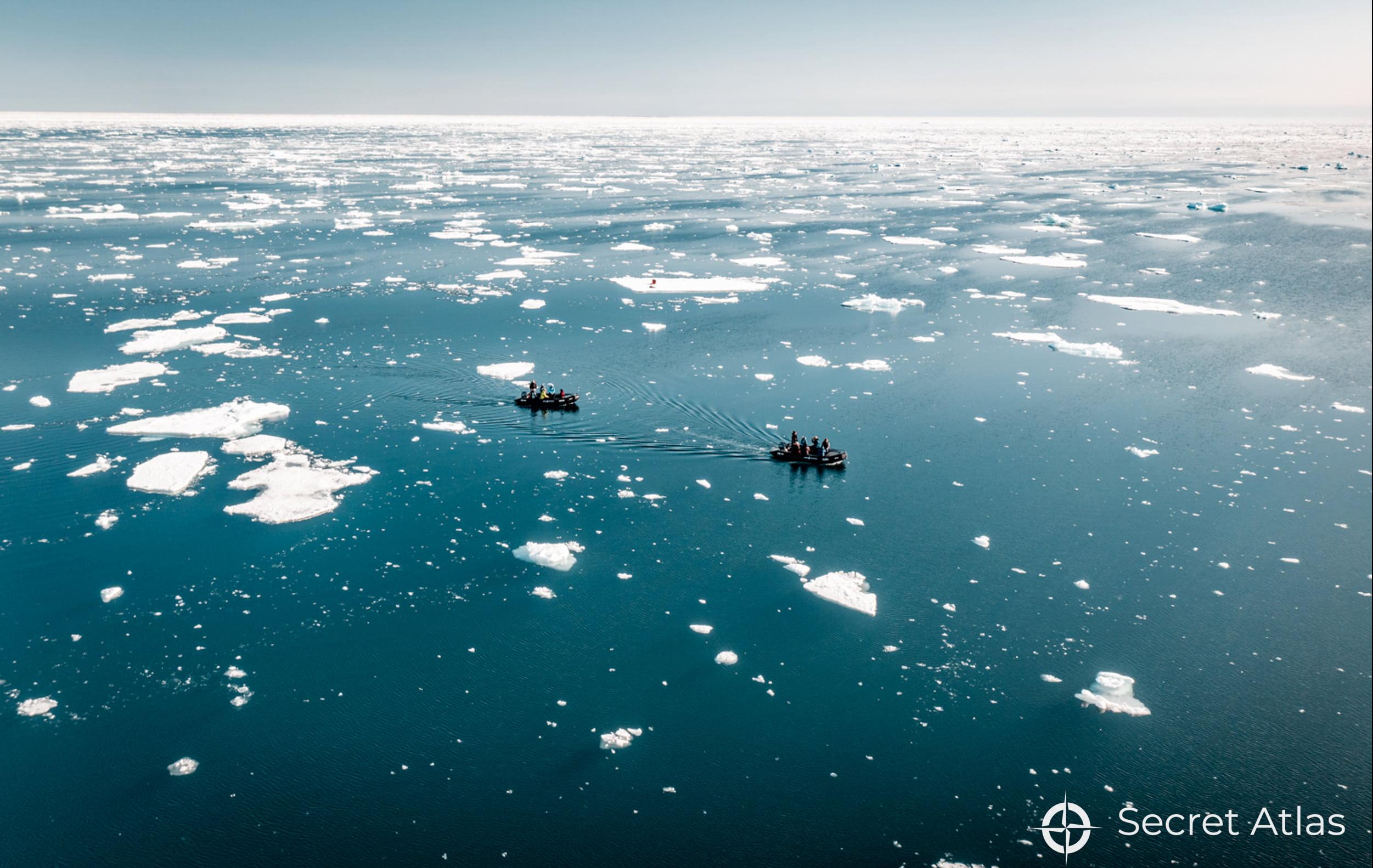 Arktis Tours Rund um Spitzbergen – Arktis, Gletscher & Tierwelt - Zodiacs am Packeisrand