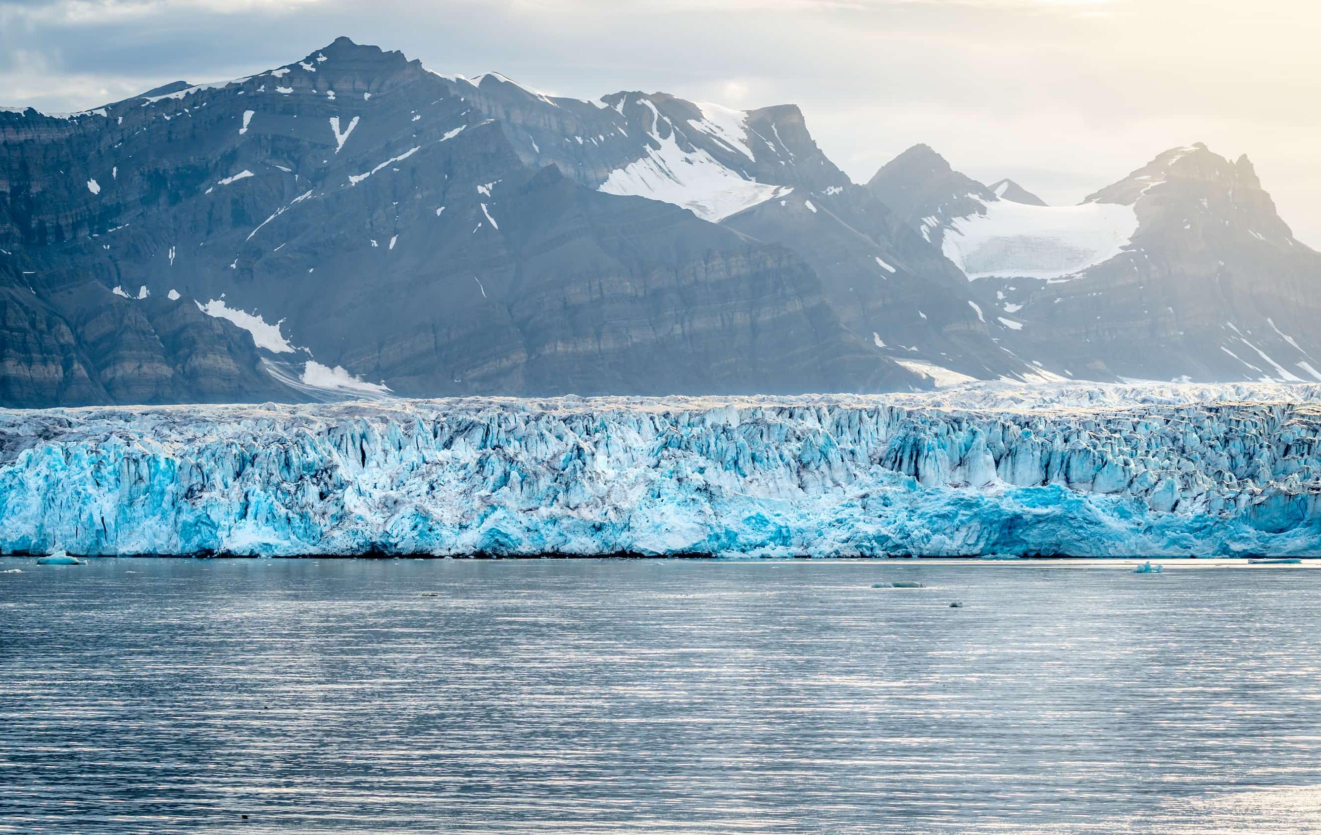Arktis Tours Rund um Spitzbergen – Arktis, Gletscher & Tierwelt - Gletscherfront vor Bergen