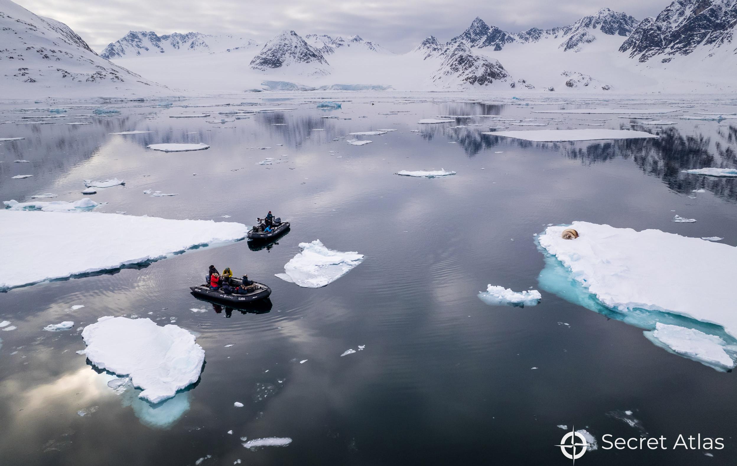 Arktis Tours Rund um Spitzbergen – Arktis, Gletscher & Tierwelt - Zodiac Ausfahrt im Eis