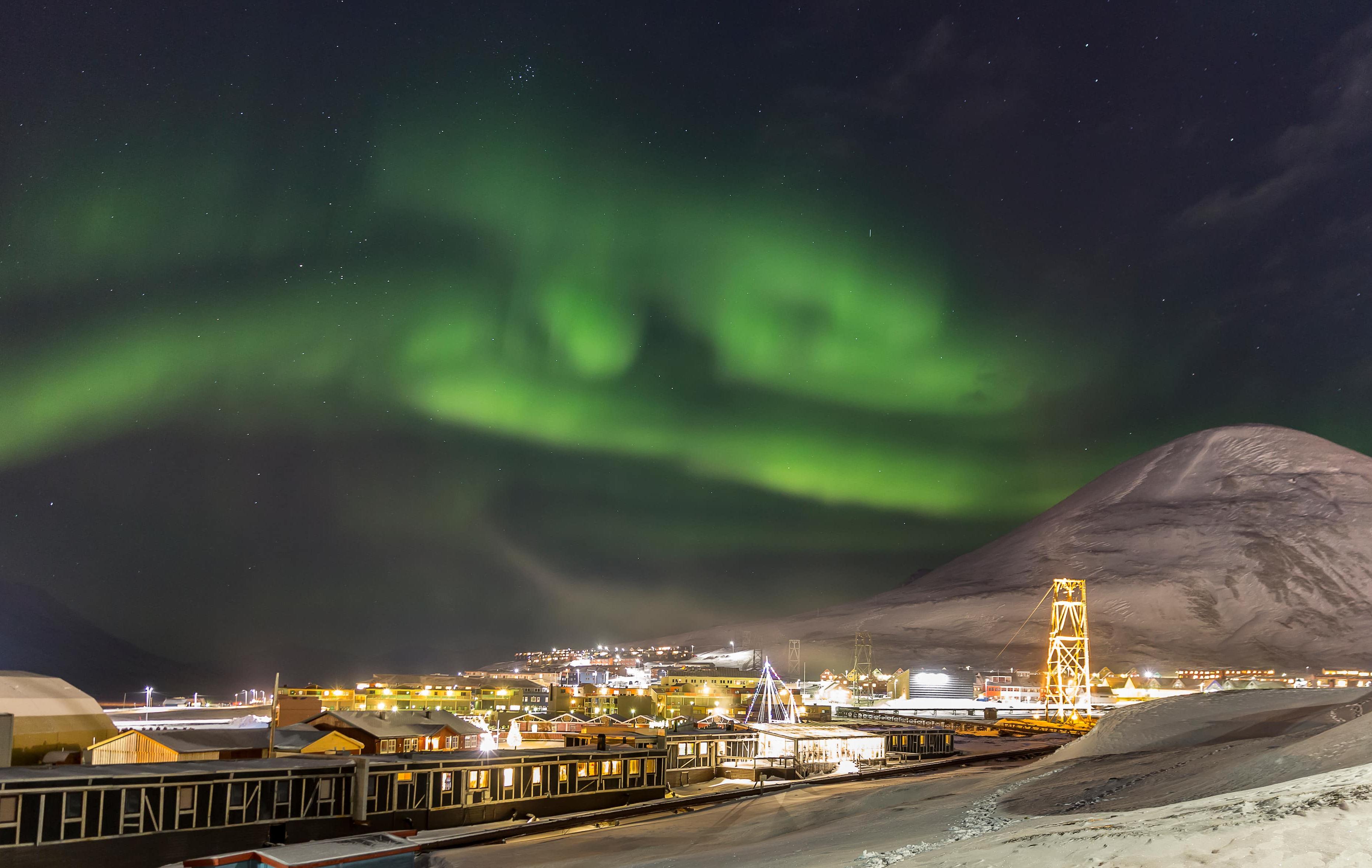 Arktis Tours Jenseits des Lichts: Polarnacht auf Spitzbergen - Polarlicht über Longyearbyen