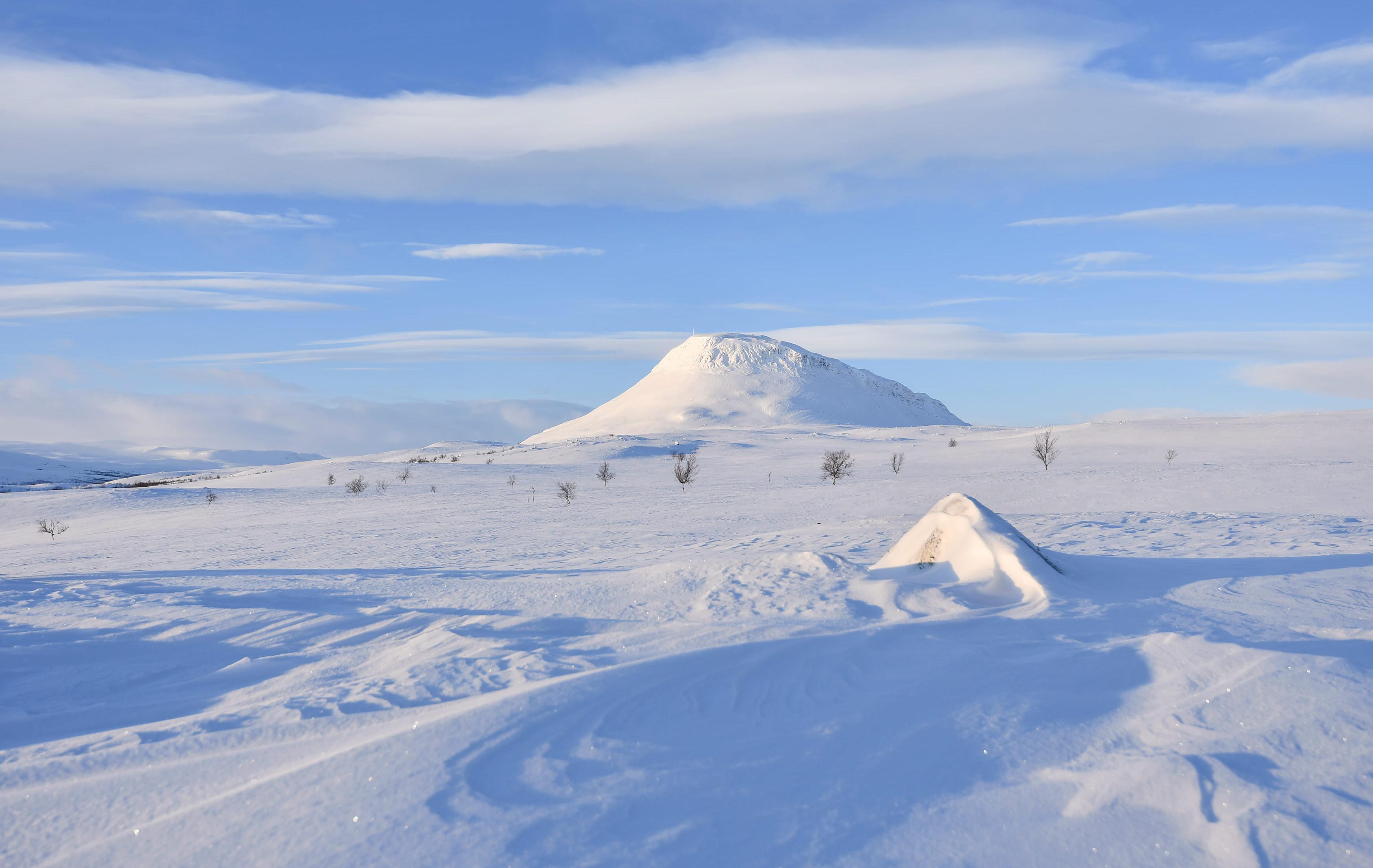 Wildniswelten & Komfort – Hotel Cahkal in Kilpisjärvi - Berg Saana in der Ferne