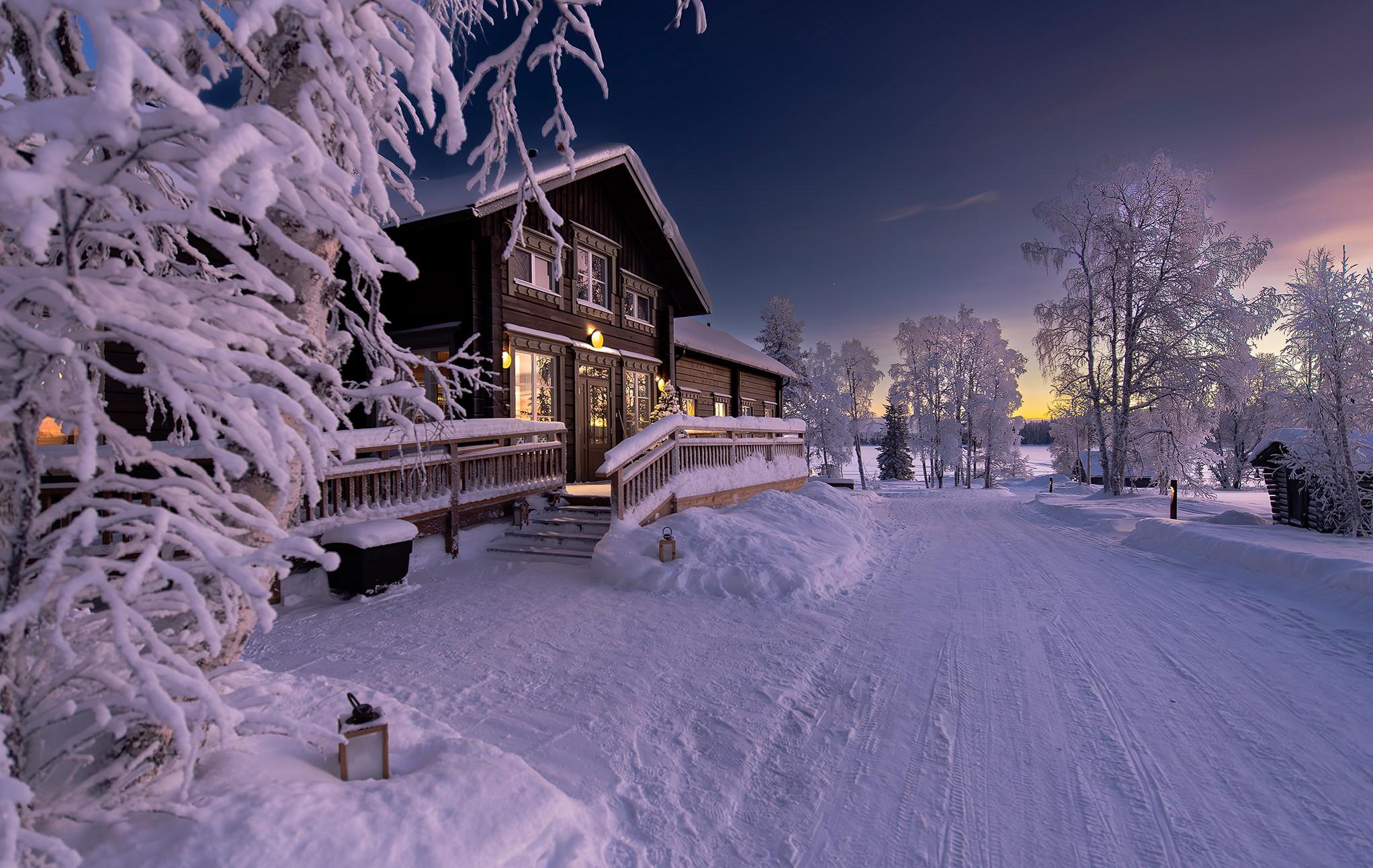 Arktis Tours Nivunki Village Haupthaus in der Winternacht