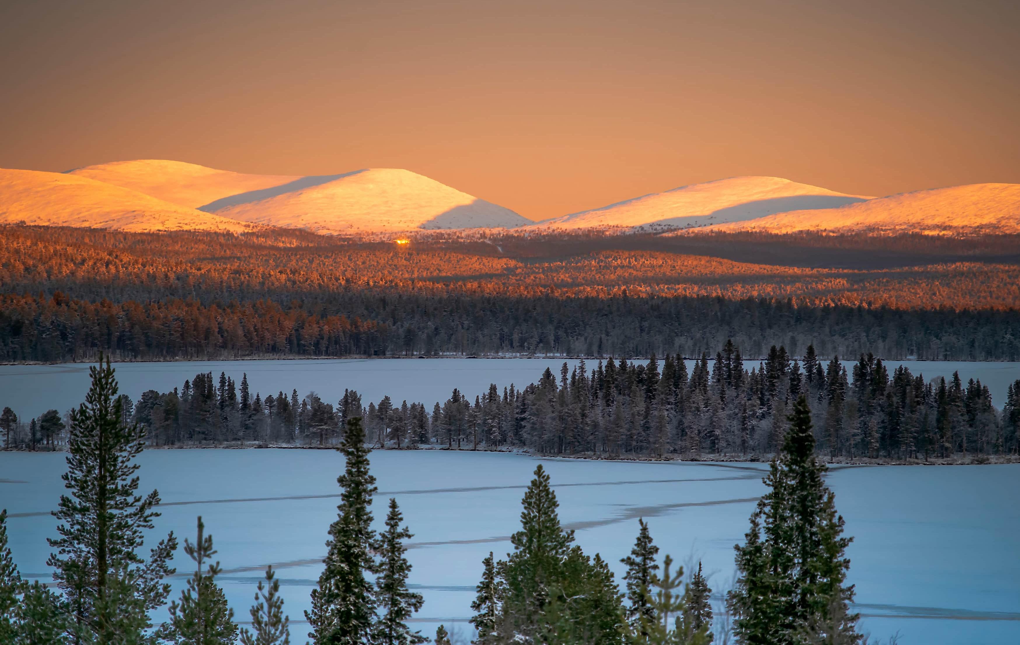 Arktis Tours Nivunki Village Winterlandschaft im Sonnenlicht