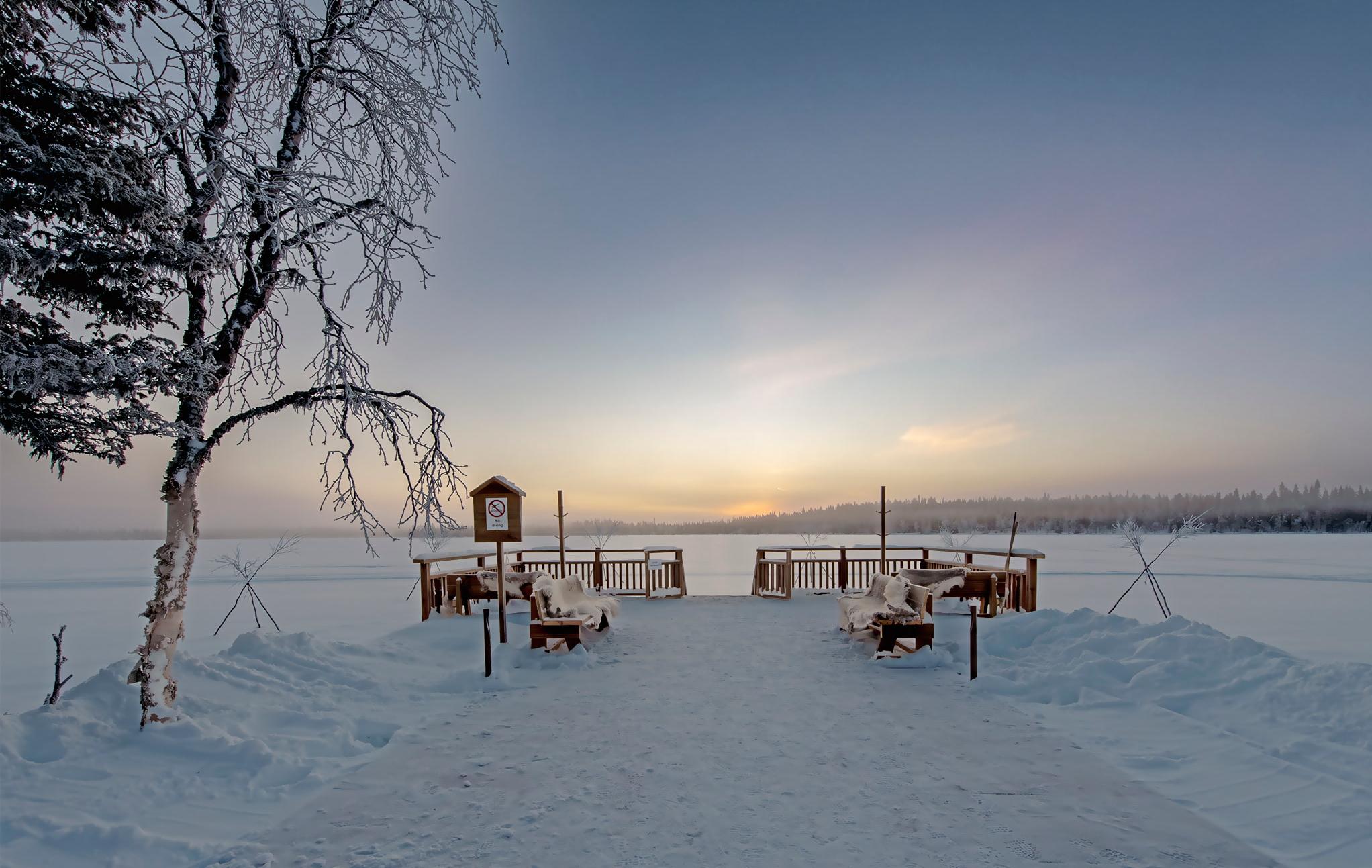 Arktis Tours Nivunki Village Blick auf den gefrorenen See