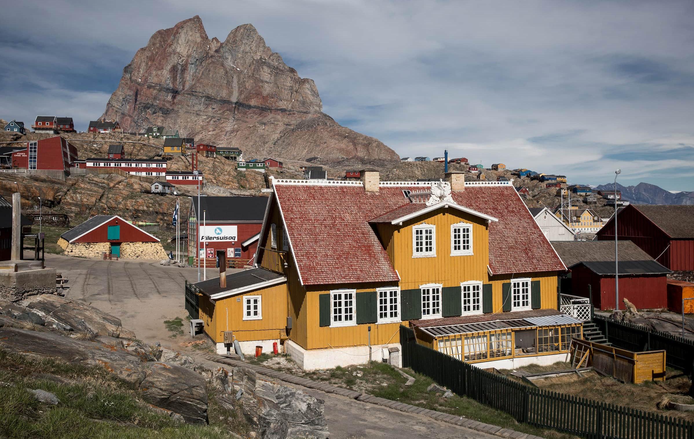 Arktis Tours Alfred Wegener Route - Grönland Expedition Uummannaq gelbes Holzhaus