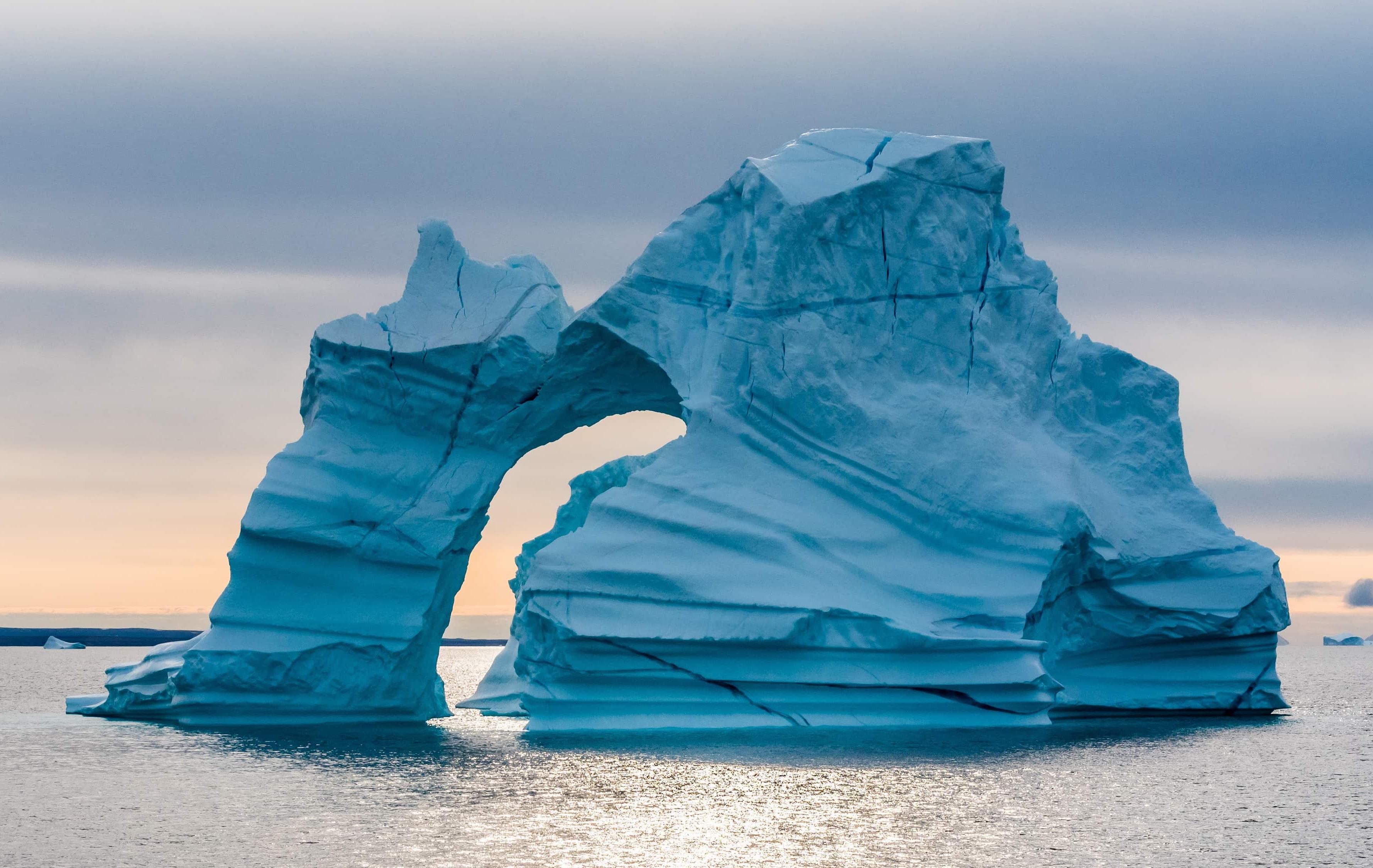 Mitternachtssonne & Walgesang in der Diskobucht - Eisberg im Meer