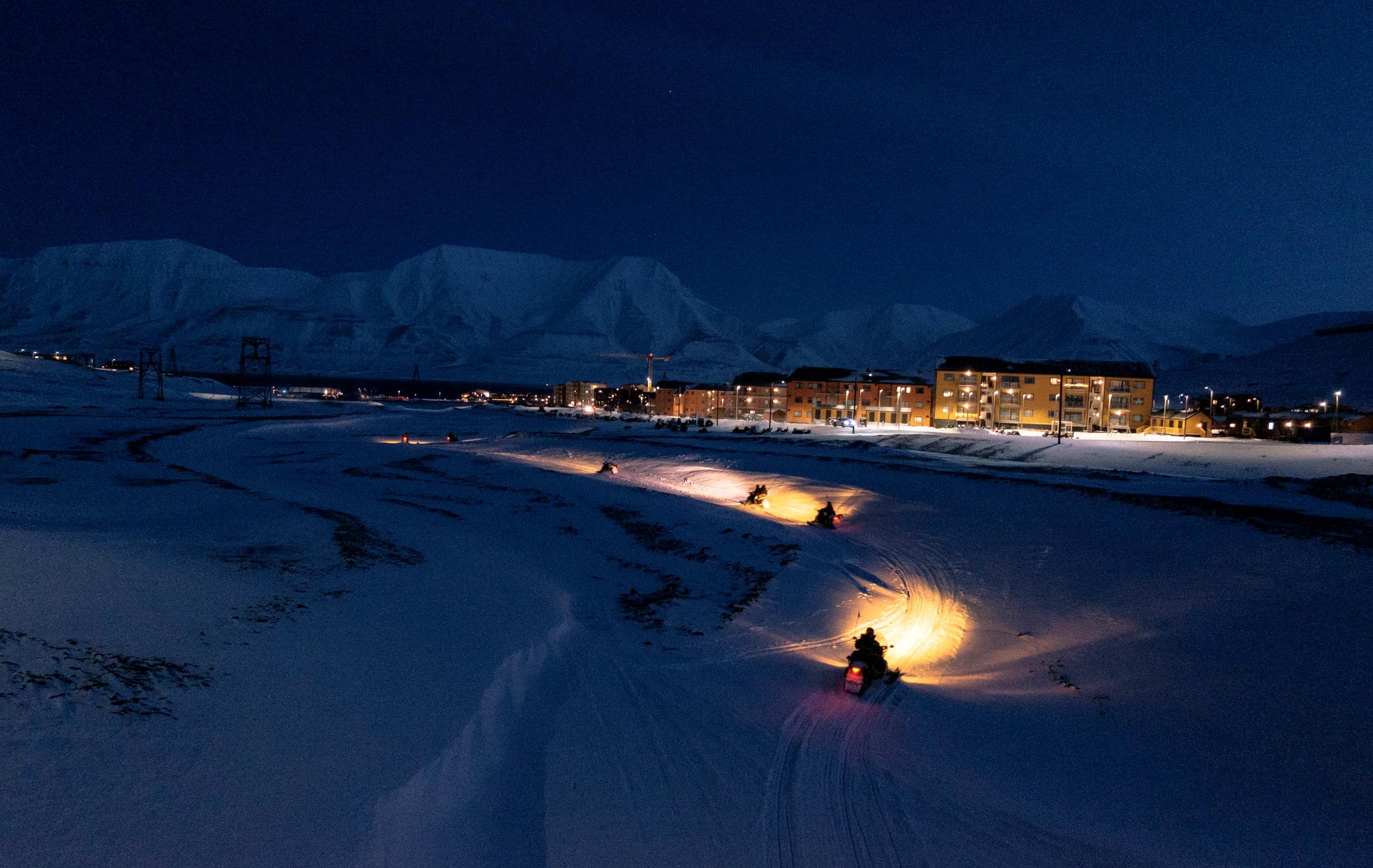 Arktis Tours Jenseits des Lichts: Polarnacht auf Spitzbergen - Snowmobilfahrt in der Polarnacht