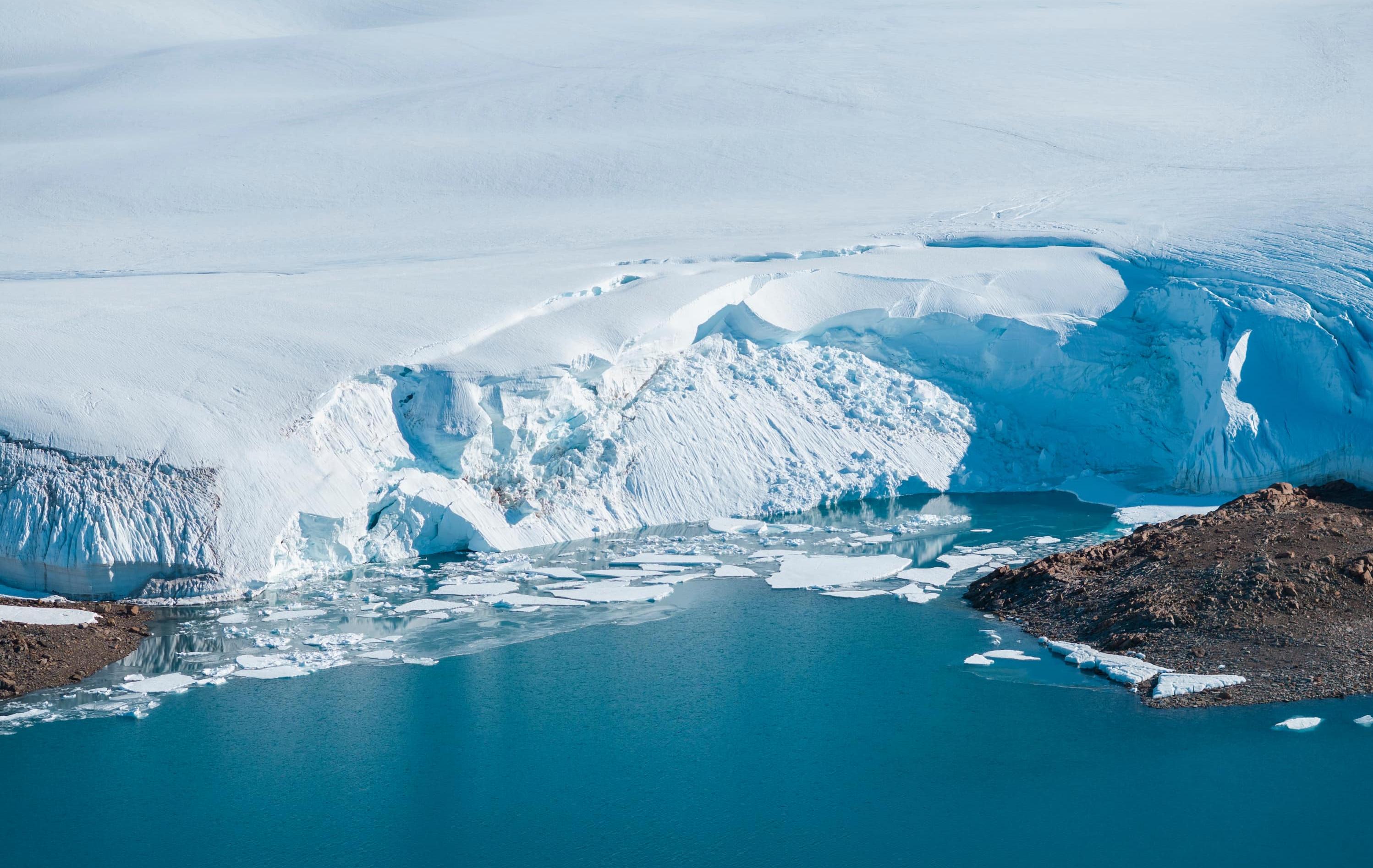 Arktis Tours - Südpol in Sicht: Antarktisreise de Luxe - Blick auf die Küste der Antarktis, blaues Wasser und eisbedeckte Landschaft