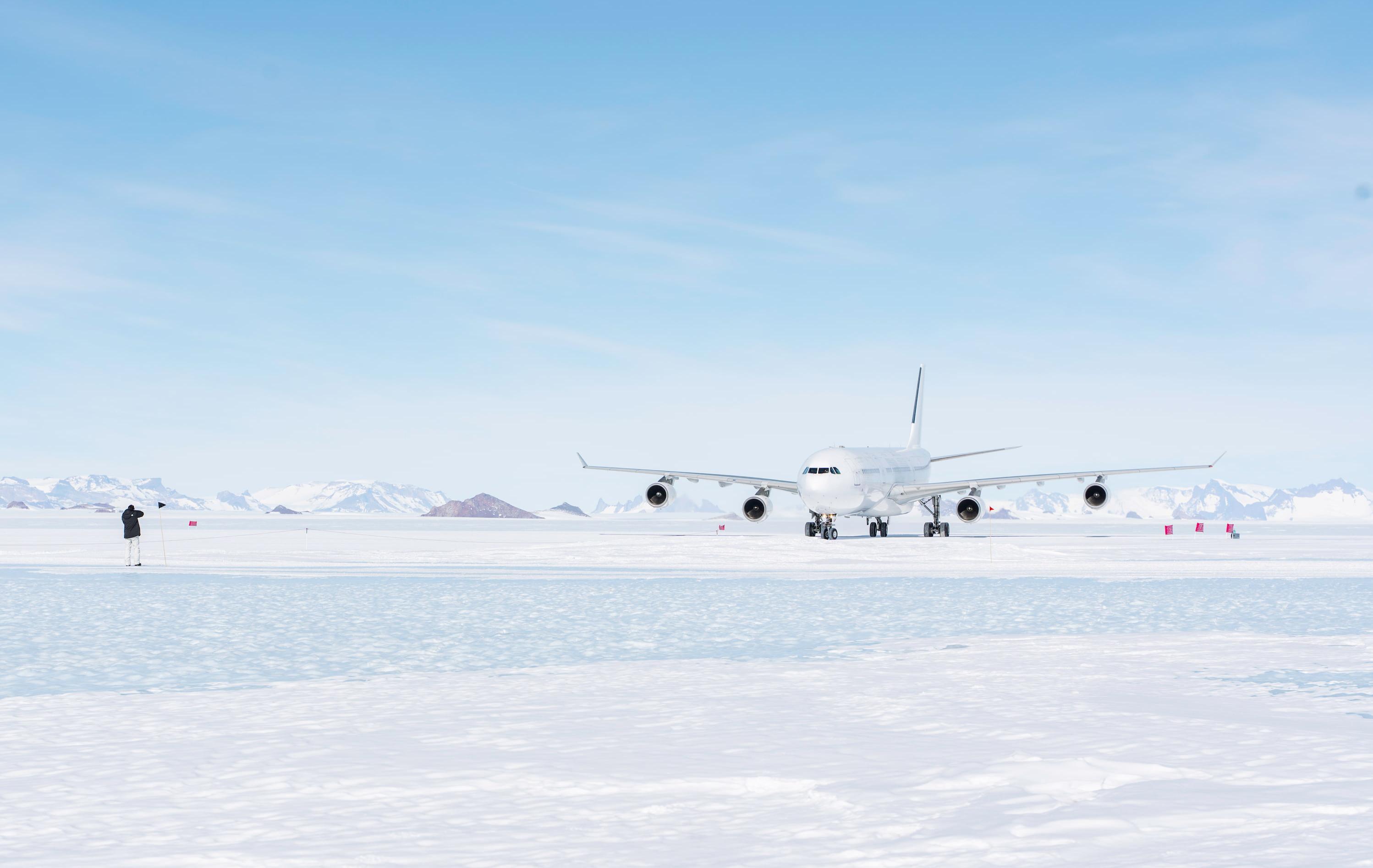 Arktis Tours - Südpol in Sicht: Antarktisreise de Luxe - Flugzeug bei der Landung auf einer Schneepiste in der Antarktis