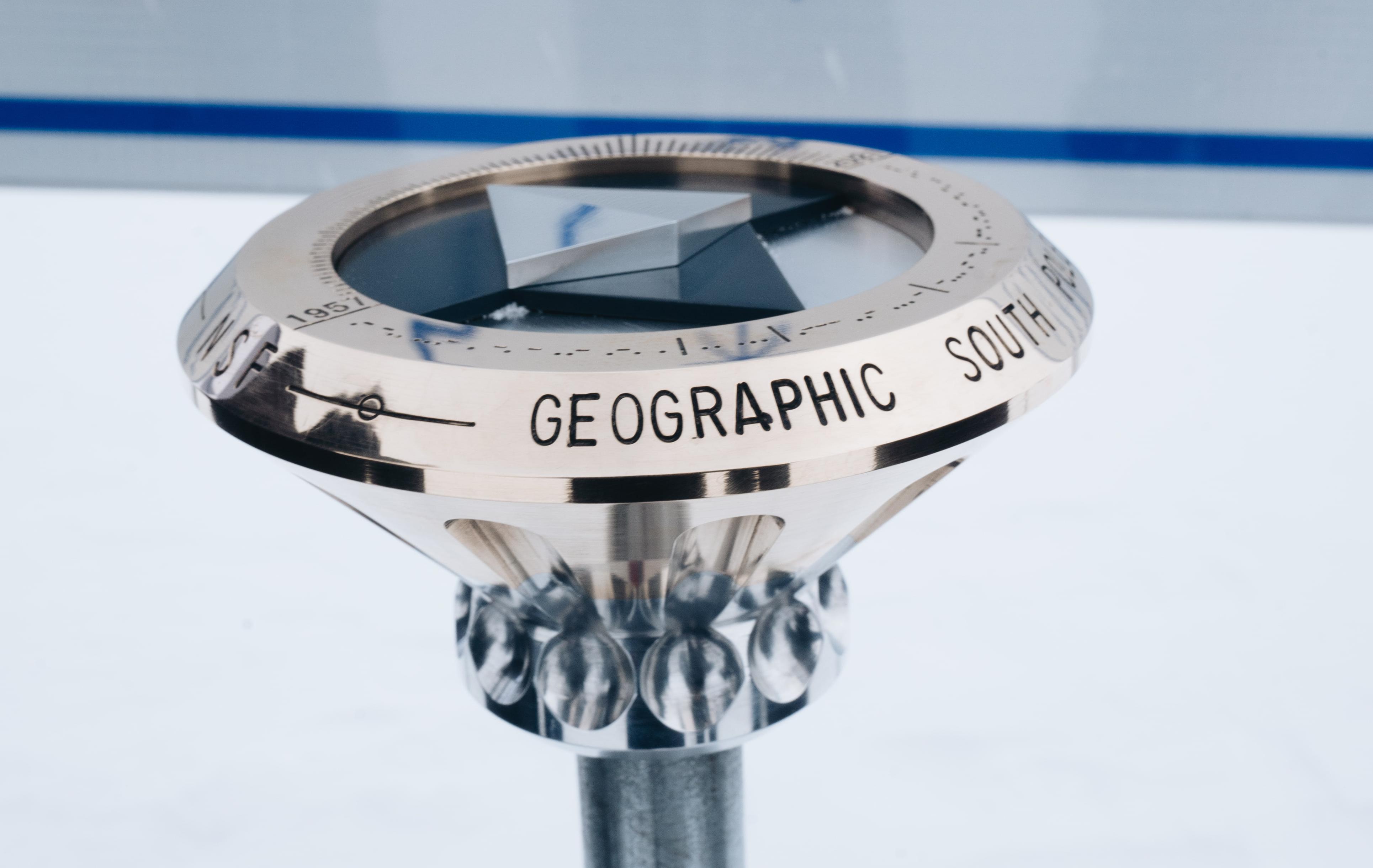 Arktis Tours - Südpol in Sicht: Antarktisreise de Luxe - Marker am Südpol