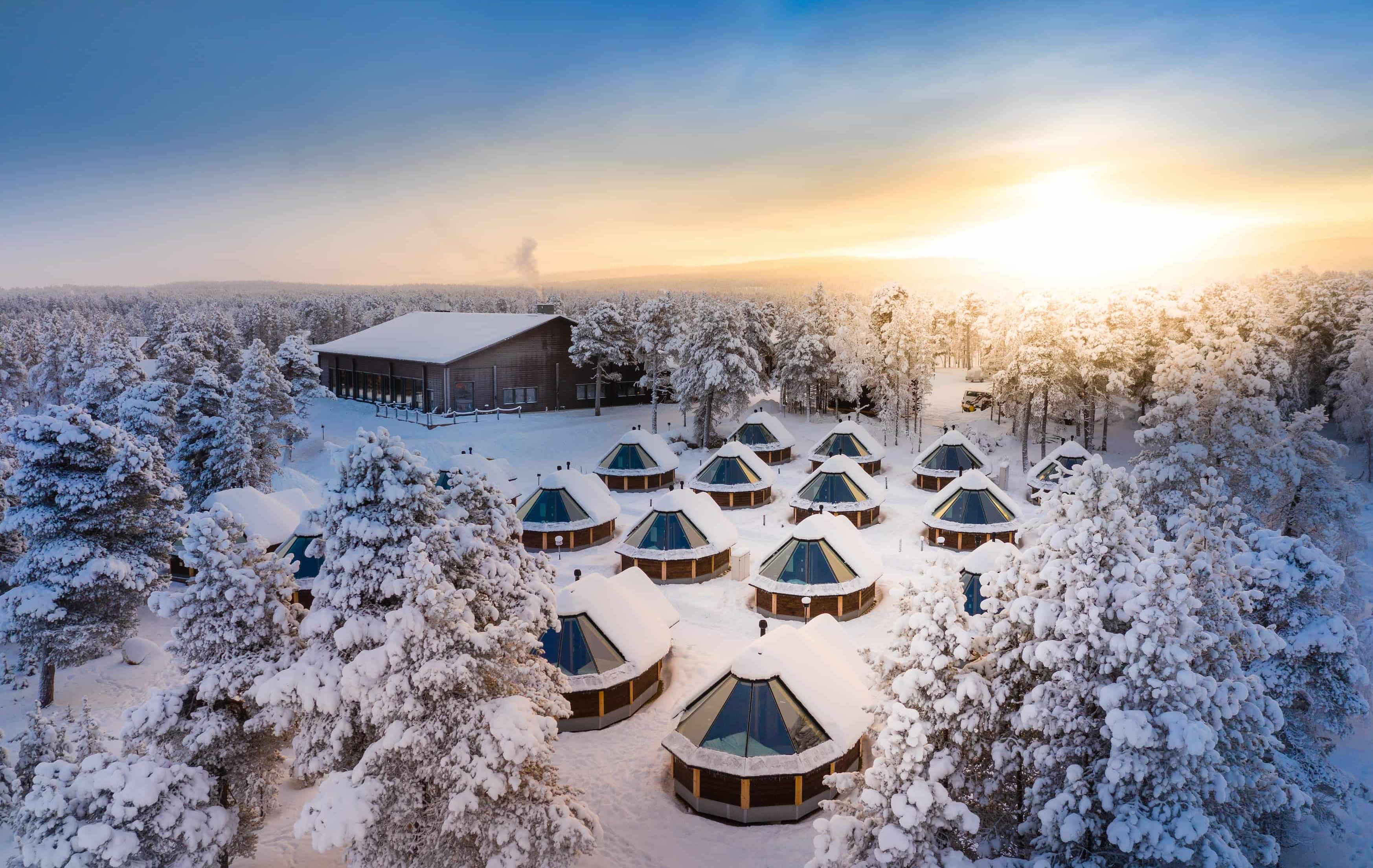 Arktis Tours Aurora & Abenteuer am Inarisee: Winteraktivitäten pur Blick auf das Wilderness Hotel Inari im tiefen Schnee