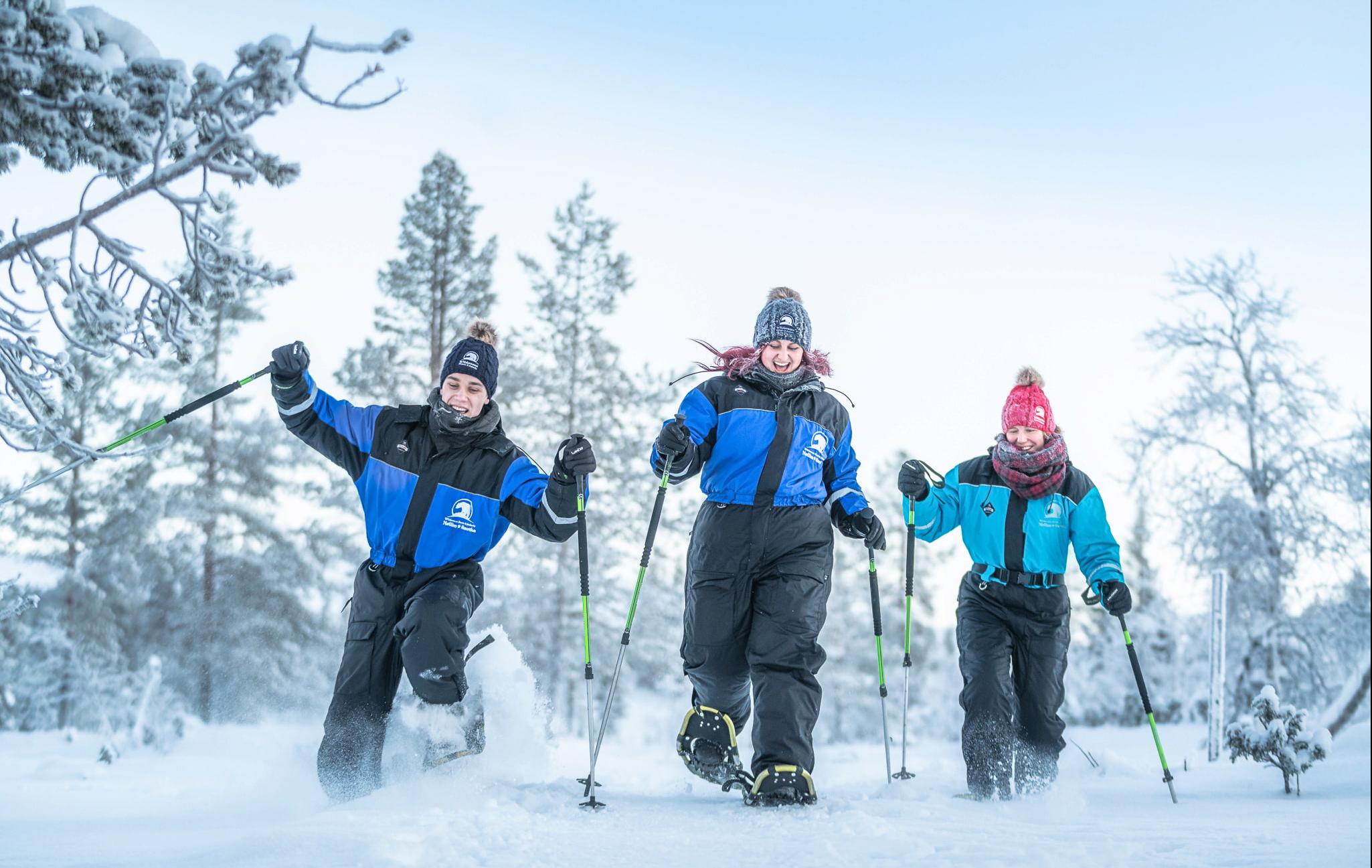 Aurora & Abenteuer am Inarisee: Winteraktivitäten pur - Mit Schneeschuhen durch den Winterwald